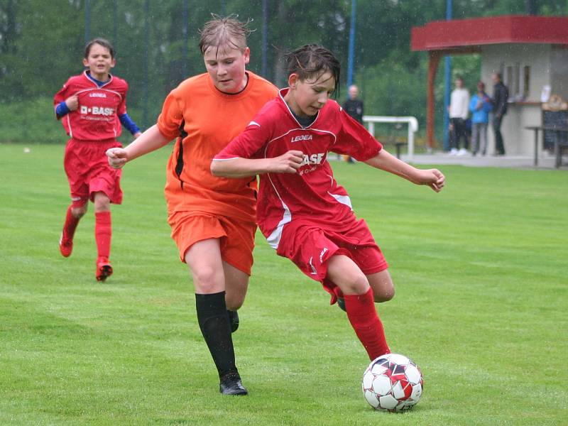 Starší žáci Mšena (v červeném) a Všetat odehráli ukázkové utkání na kratším hřišti a s nižším počtem hráčů.