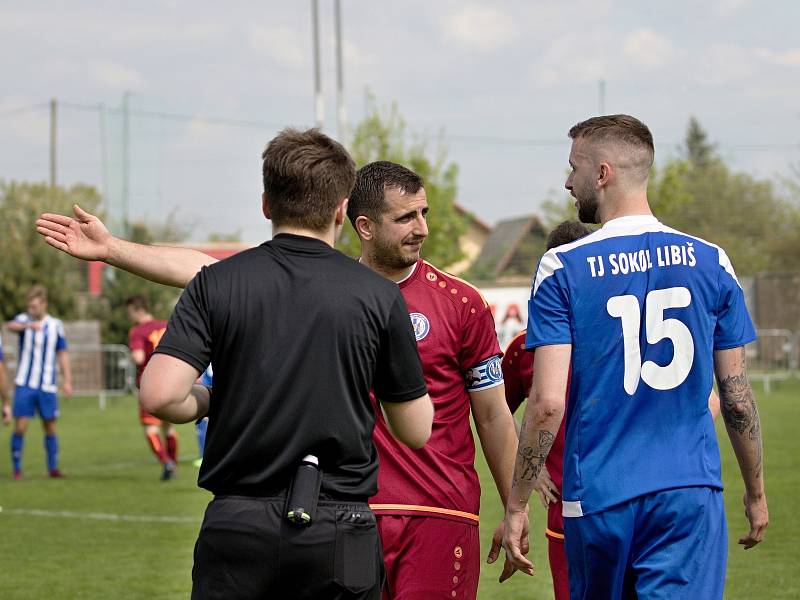 Fotbalisté Sokola Libiš (modrobílá kombinace) rozdrtili v domácím utkání 24. kola divize C Náchod 5:0.