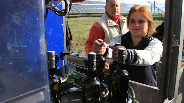 Plnění vína do lahví v Mělníku na rakouské mobilní lahvovací lince.