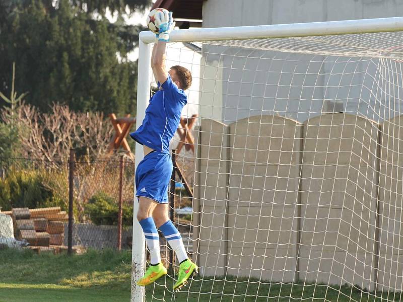 Sokol Ovčáry (ve žlutém) - Tatran Rakovník (6:0); 19. kolo krajského přeboru; 28. března 2015