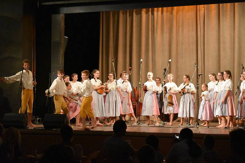 Z festivalu poezie a přednesu Seifertovy Kralupy.