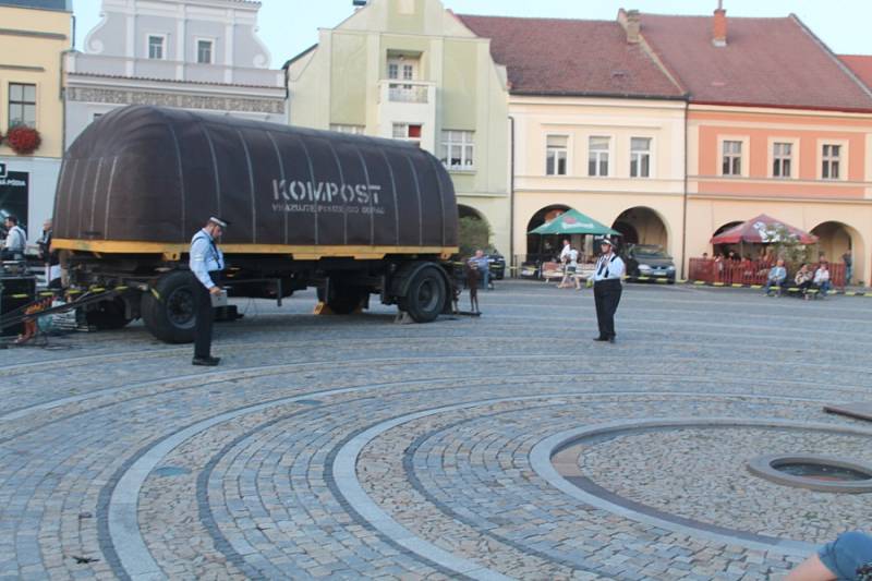 Velmi originální podívanou viděli ve středu 21. srpna návštěvníci mělnického náměstí Míru. Právě tam se totiž v rámci Mělnického kulturního léta odehrálo vystoupení hudebně-divadelního souboru ORCHESTRoj – Zatrestband.