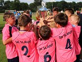 NEFALŠOVANÁ RADOST. Mladší žáci SK Slaný se mohli po Kralupech a Dobrovici jako třetí tím v pořadí potěšit s pohárem pro vítěze Kába cupu.