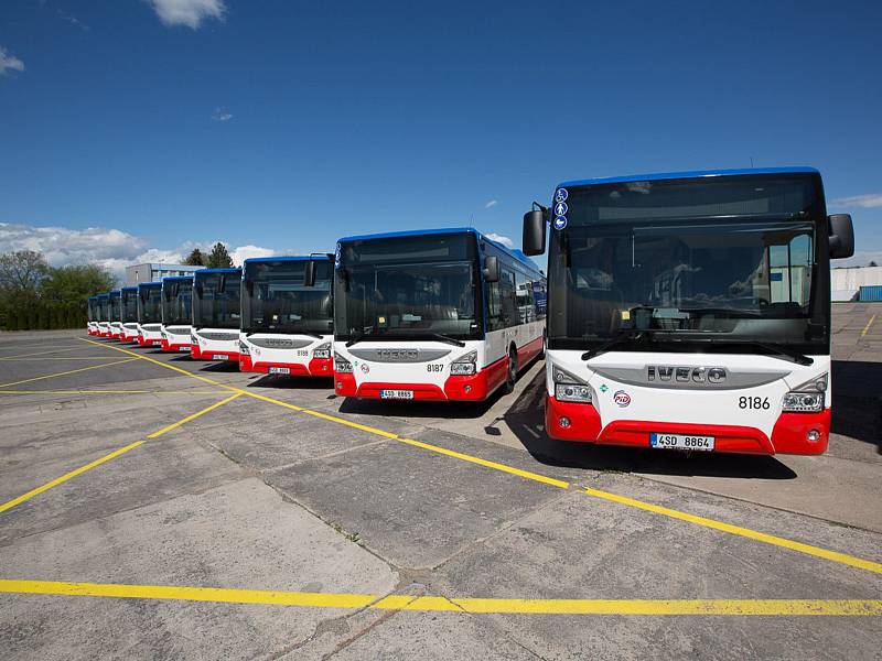 Na linky Pražské integrované dopravy uvedla společnost deset nových celonízkopodlažních autobusů IVECO URBANWAY s pohonem na CNG.