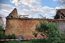 Propadnutí střechy nestabilní budovy v Mělnickém Vtelnu.
