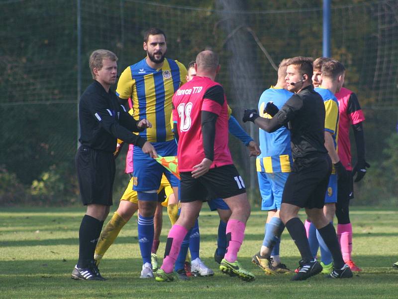 Fotbalisté TJ Byšice (ve žlutomodré kombinaci) měli v utkání krajského poháru favorizované soupeře z FK Dobrovice na lopatě, o dvoubrankové vedení ale nakonec přišli a v rozstřelu postoupili hosté z Boleslavska.