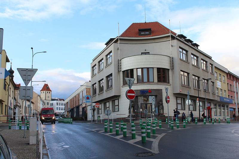 Srovnání se současnou podobou. Prostor, jaký mívali chodci na křižovatce, jim dnes již můžeme jen závidět...