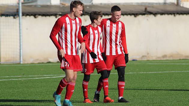 Matyáš Kubů (vlevo) zaznamenal během přípravného utkání v Neratovicích hattrick.