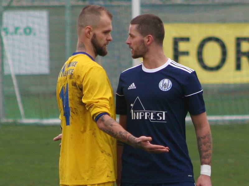 Fotbal, divize B, 14. kolo, Sokol Libiš (v modrém) vs. Neratovice 0:1 na penalty.