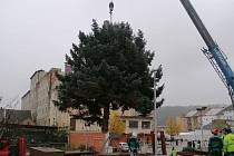 Instalace vánočního stromu v Kralupech nad Vltavou zkomplikovala dopravu. Foto: David Jírový.