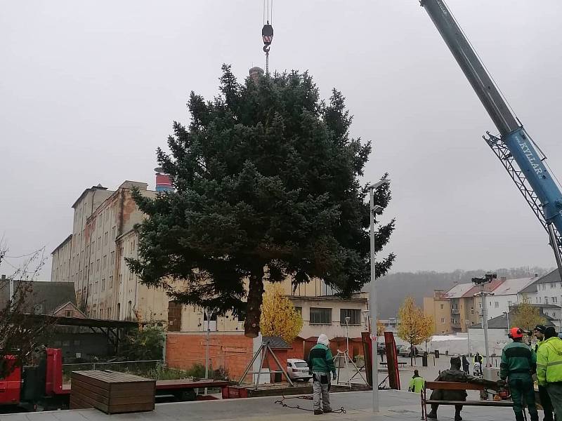Instalace vánočního stromu v Kralupech nad Vltavou zkomplikovala dopravu. Foto: David Jírový.