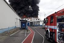 Požár průmyslové haly v Kralupech nad Vltavou 19. listopadu 2020.