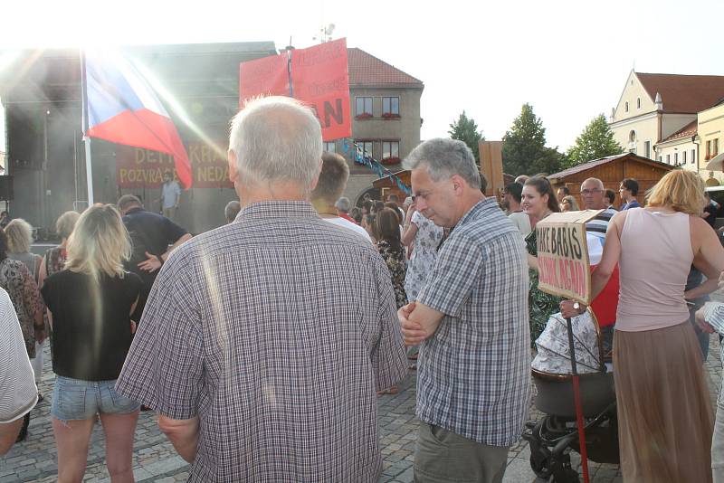 Téměř 400 lidí se na náměstí Míru v Mělníku zúčastnilo pokračujících demonstrací proti vládě Andreje Babiše.