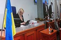 Ukrajinské barvy v jednacím sále, zákaz vstupu do této místnosti pro nepovolané, pocta s ukrajinskou hymnou i průchod přes detekční rám. To byly na pondělním jednání středočeských zastupitelů na první pohled viditelné změny, které přináší doba.