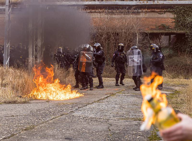 Taktické policejní cvičení v areálu Spolany Neratovice ve čtvrtek 17. března 2022.