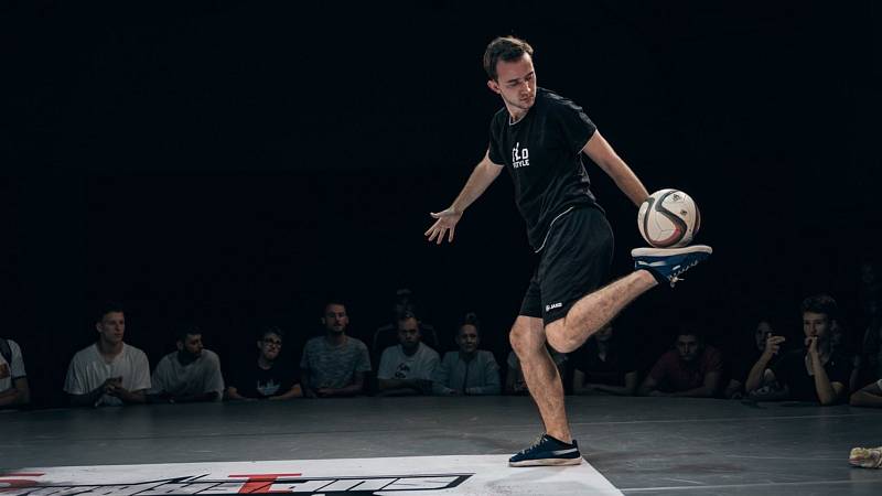 Freestyle fotbal je nově vzrůstající sport, ve kterém se meze nekladou.