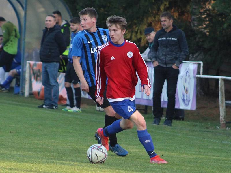 I. B třída: Slovan Velvary B (v červeném) - Slavoj Stará Boleslav (0:8)