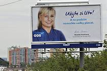 Senátorka Veronika Vrecionová na předvolebním billboardu ODS pro volby 2016 se sloganem "Užijte si léto! A na podzim nenechte volby plavat."