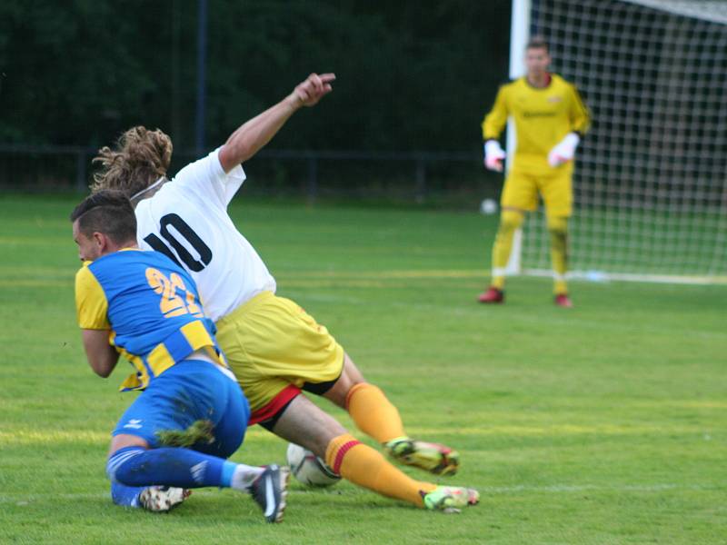 Fotbalisté Byšic (v modrožlutých dresech) porazili na vlastním hřišti Holubice 3:2 a po čtyřech kolech stojí v čele své skupiny I. B třídy.