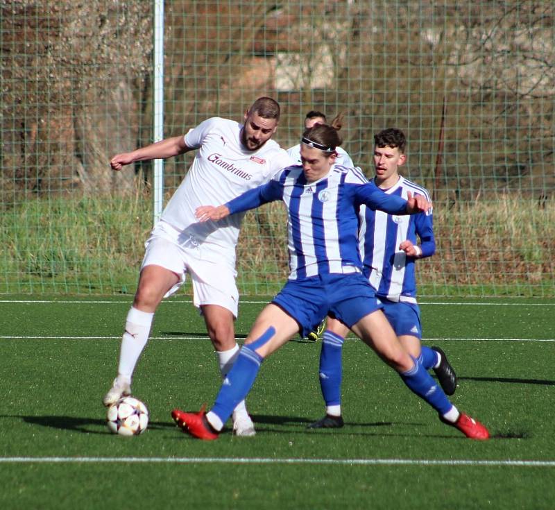 Béčko Slovanu Velvary (v modrém) s pěti posila z A týmu přemohlo Byšice až po velkém boji 2:1.