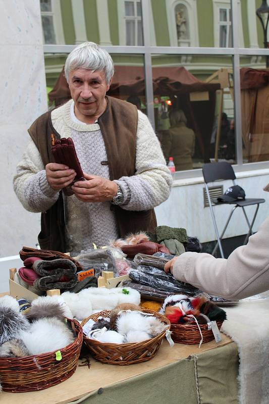 Historický střed Mělníka opět po roce zaplnily pouťové atrakce, stánky s burčákem, rukodělnými výrobky i staročeskými specialitami.