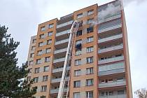 Z požáru panelového domu v Mělníku.