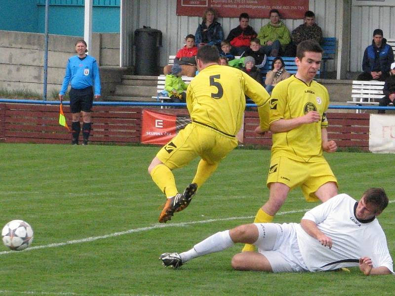 FK Pšovka Mělník - Dolnobousovský SK (3:1); 18. kolo I. B třídy; 18. dubna 2015