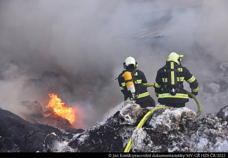 Požár v areálu kovošrotu v Kralupech nad Vltavou