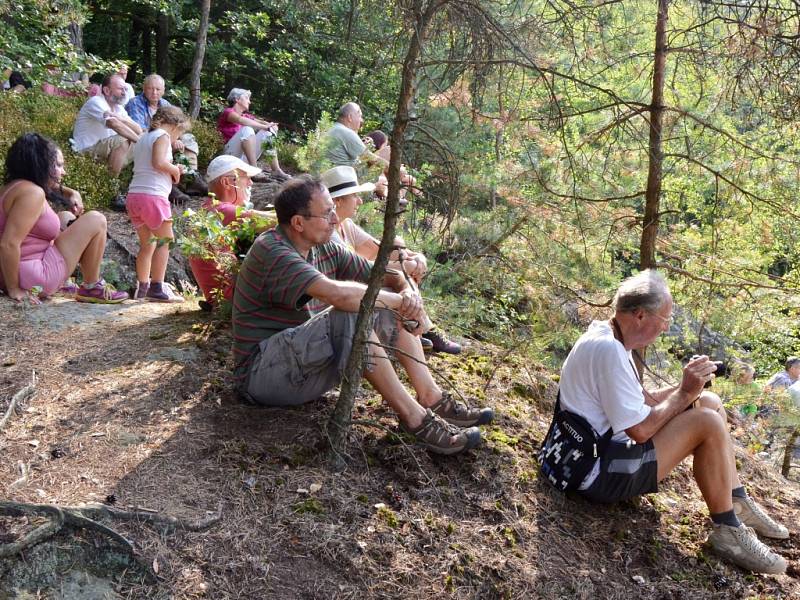 Bohoslužby ve skalách na Romanově.