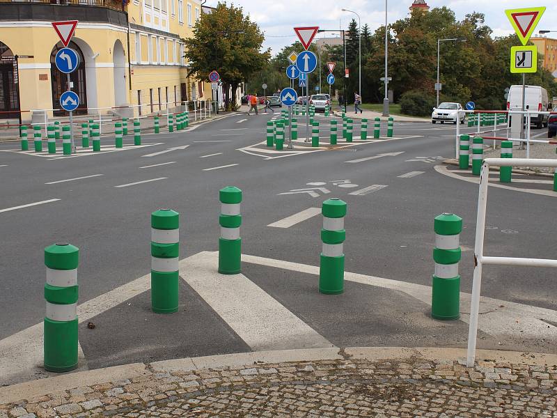 Sociálními sítěmi se valily vlny nevole už od podzimu před dvěma lety, kdy se schweigstillky objevily po rekonstrukci Pražské ulice v městské památkové zóně.