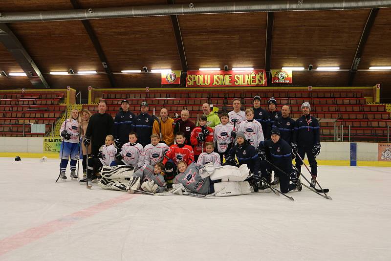 Pátý kemp Školy hokejových talentů proběhl v Mělníku. Děti si před Vánoci zahrály proti svým rodičům.