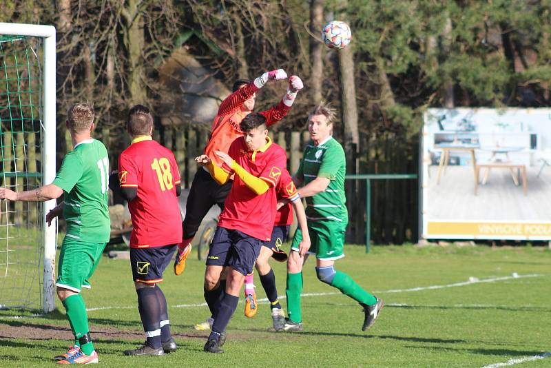 Fotbalisté Sokola Tišice (v zeleném) porazili penaltou v závěru Horní Beřkovice a v jarní části zůstávají stoprocentní.