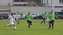 Fotbalisté Viktorie Všestudy (v zeleném) rozstříleli ve druhém kole okresního přeboru Sokol Libiš B 5:1.