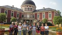 Dámy z klubu Nordic walking ve Všetatech vyrazily na poslední letní vycházku do veltruského zámeckého parku.