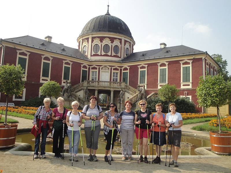 Dámy z klubu Nordic walking ve Všetatech vyrazily na poslední letní vycházku do veltruského zámeckého parku.