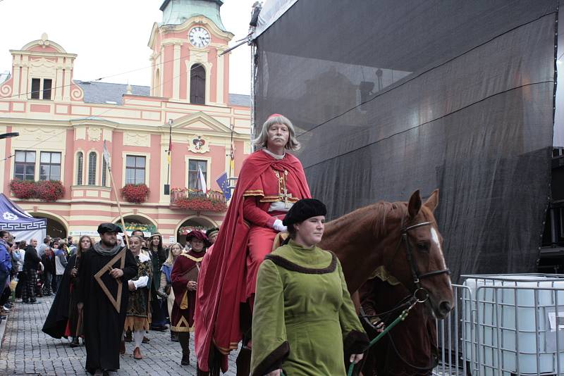 Historický střed Mělníka opět po roce zaplnily pouťové atrakce, stánky s burčákem, rukodělnými výrobky i staročeskými specialitami.