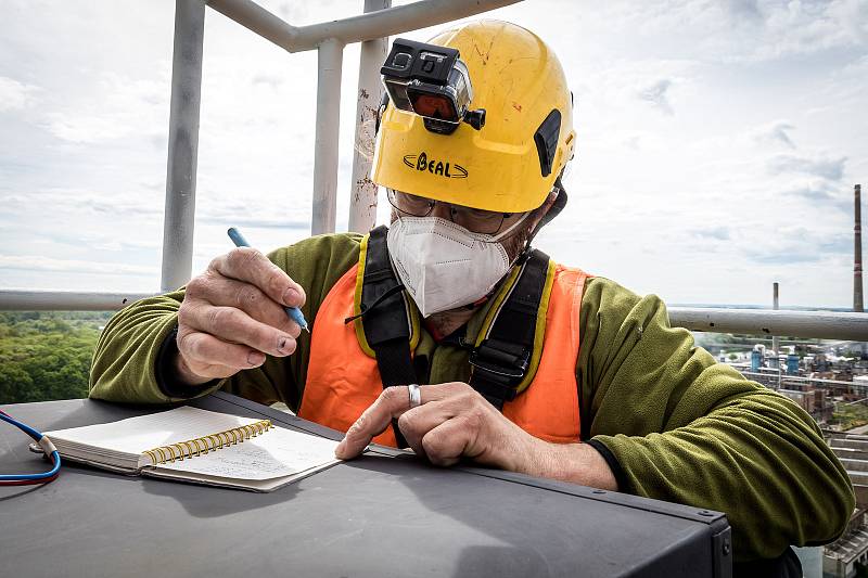 EXTERNÍ FOTOGRAFIE >>> Zdroj: archiv ORLEN Unipetrol RPA Střední Čechy (31. 5. 2021) – Radostné je letos počítání mláďat sokola stěhovavého v areálech chemických závodů na Mělnicku, kde si tito ohrožení dravci oblíbili hnízdění na vysokých komínech zajišť