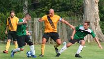 Fotbalisté Čečelic (v zeleném) v prvním utkání po návratu do okresního přeboru porazili Velký Borek 2:1.