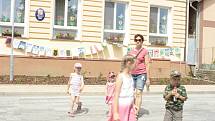Před místní základní školou se v pátek odpoledne 8. června sešly desítky dětí a dospělých z celého Cítova.