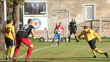 Fotbalisté SK Slavia Velký Borek (ve žlutém) prohráli v domácím prostředí důležitý zápas s předposledním Bakovem 1:3, v tabulce B skupiny I. B třídy tak po jedenácti kolech zůstávají poslední.