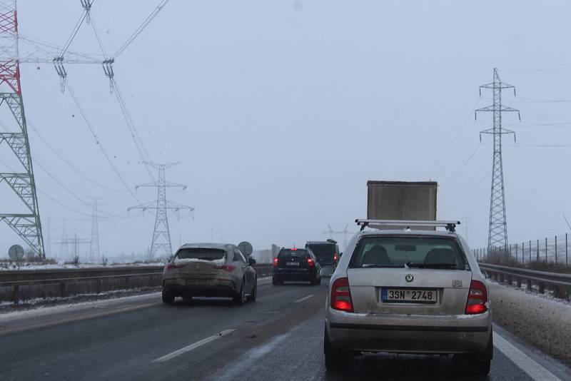 Dálnice D8 ve směru na Ústí nad Labem. Řidiči musí počítat se zdržením.