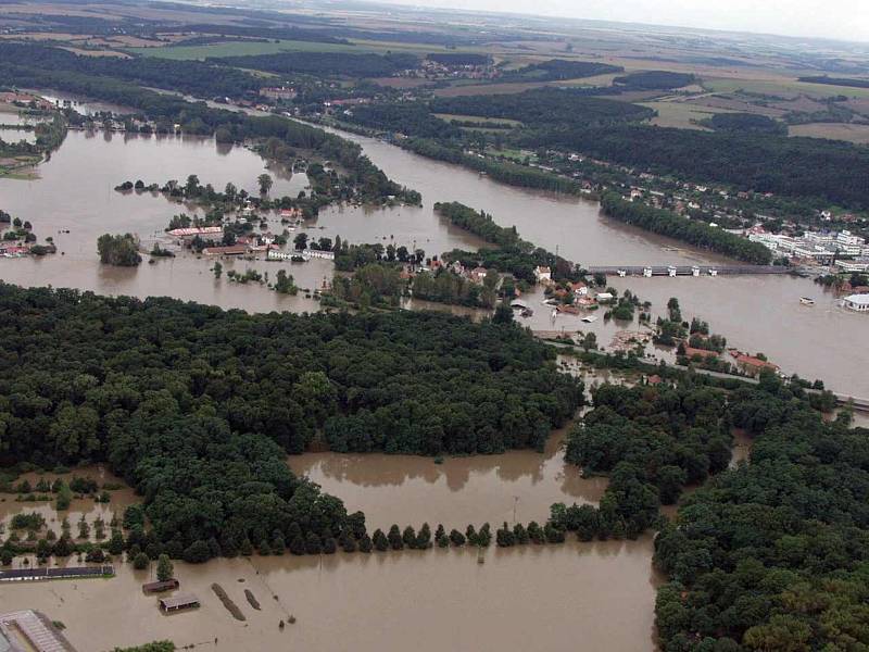 Povodeň v roce 2002 na Mělnicku – letecký snímek: Veltrusy-Miřejovice