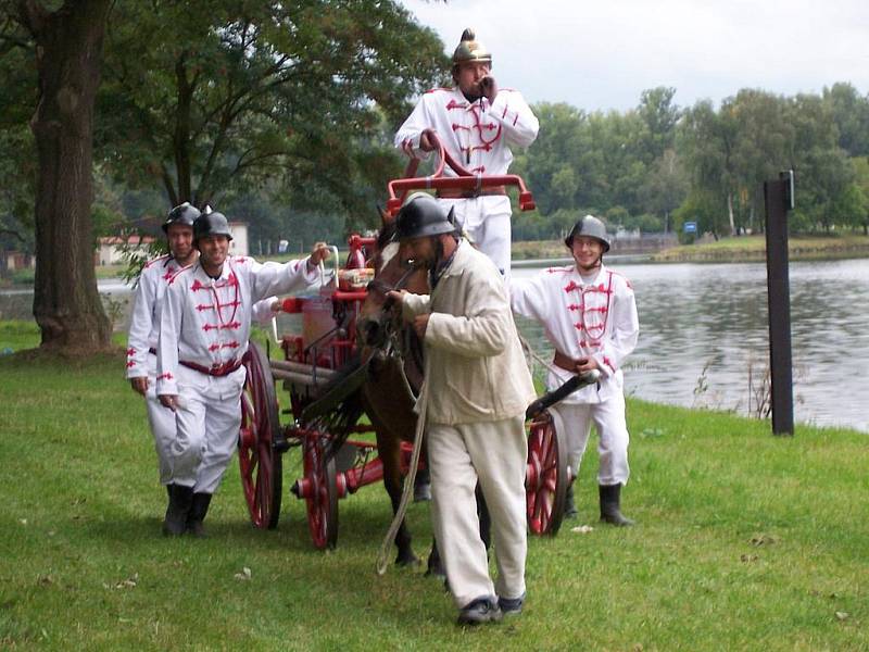 Hasiči z Lobkovic oslavili osmdesáté výročí jízdou s historickou stříkačkou