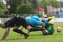 Fotbalisté FK Neratovice/Byškovice (v modrém) porazili v předposledním kole divize B sousedy ze Sokola Libiš 5:1.