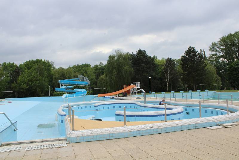 Opravy před napuštěním rekreačního bazénu v Mělníku.