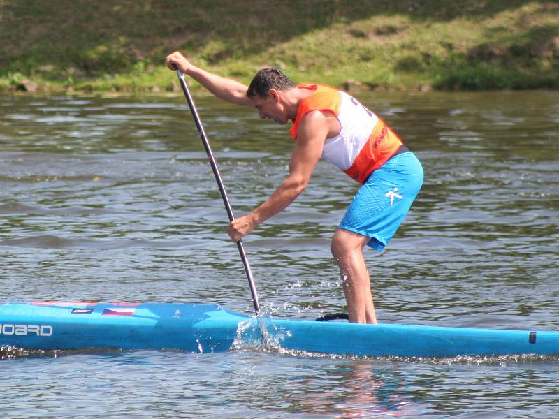 Závody paddleboardech v Neratovicích