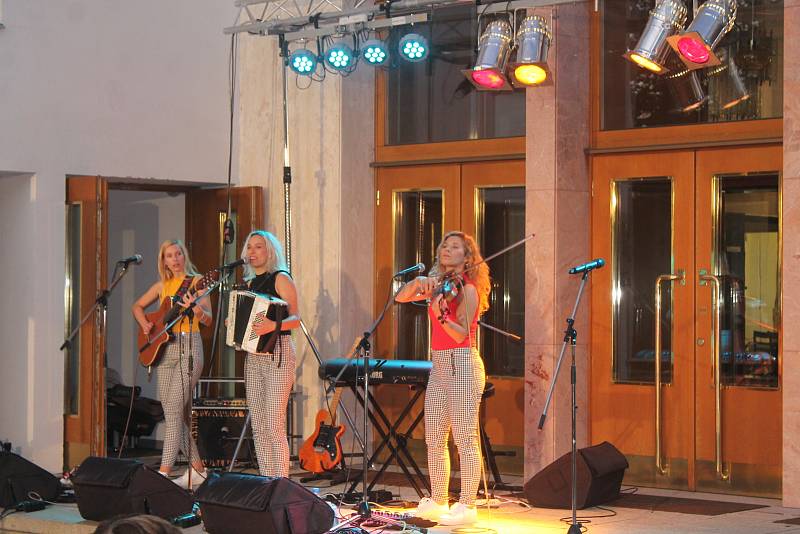 Koncert sesterského tria The Priester Sisters nabídl posluchačům kromě swingu také balkánské či slovenské lidové písně.