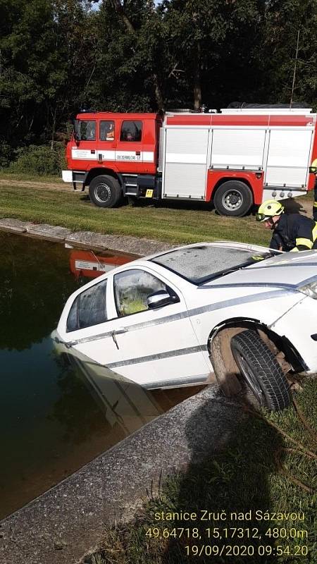 Utopené auto v Dolních Kralovicích.