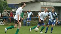 Z utkání 26. kola okresního přeboru Záryby (v modrém) - Tišice (2:0)