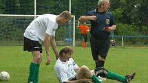 Z utkání 26. kola okresního přeboru Záryby (v modrém) - Tišice (2:0)